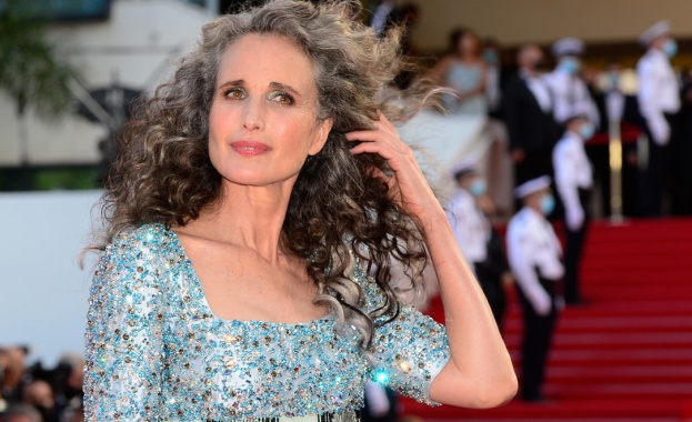 Актрисата Анди Макдауъл 63 демонстрира на фестивала в Кан как