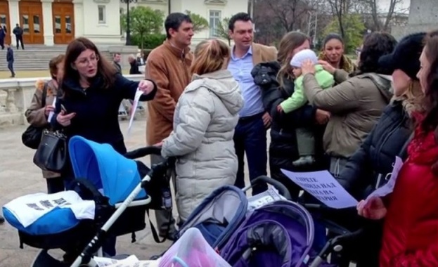 Решението на служебното правителство да отпусне парични компенсации на родителите