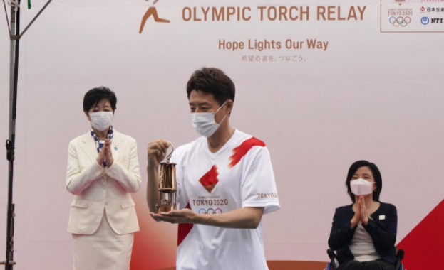 Олимпийският огън пристигна в Токио Церемонията по посрещането беше скромна