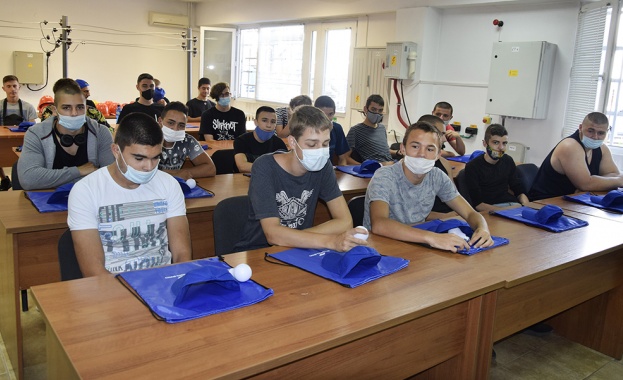 Посещението е част от политиката на компанията да подкрепя учебните