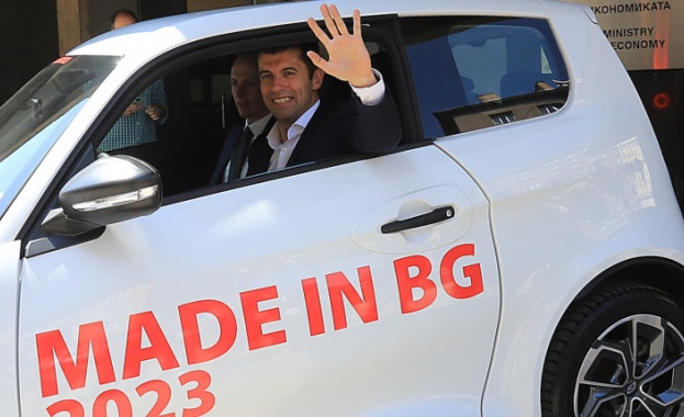 Министърът на икономиката Кирил Петков и представители на германският производител