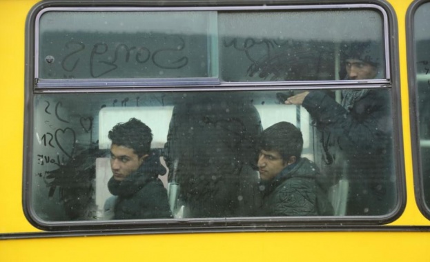 В Гърция задържаха трима чужденци, сред които и българин, за трафик на мигранти 