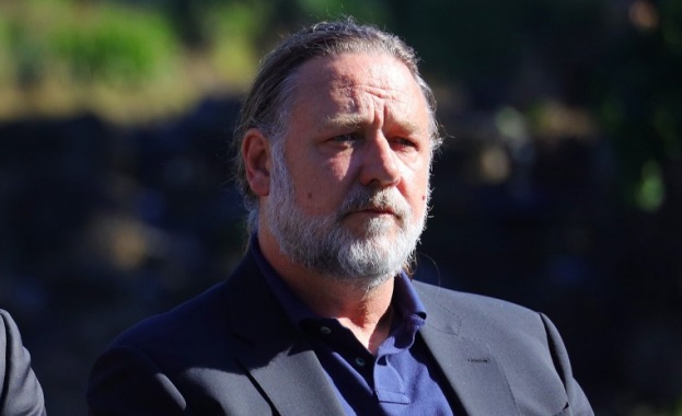 Холивудската звезда Ръсел Кроу се нареди на опашка от 7000