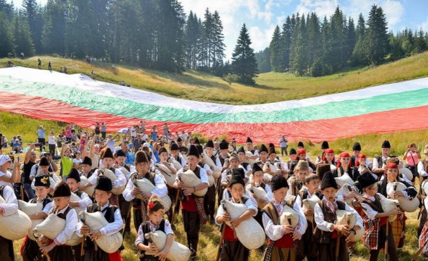 Гайдарско надсвирване и събор събира хиляди на поляните край Гела