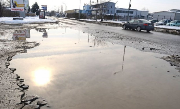 Гражданско недоволство в Пловдив заради разбит път Натовареното Рогoшко шосе