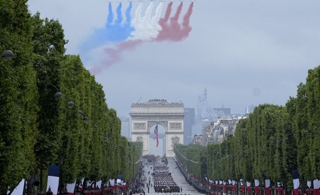 Франция предпазливо отбелязва националния си празник С традиционен военен парад