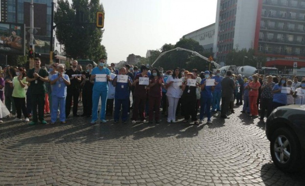 Медици от най голямата спешна болница излязоха на протест в защита