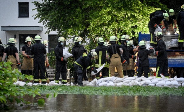 Около 30 души се смятат за изчезнали след срутването на