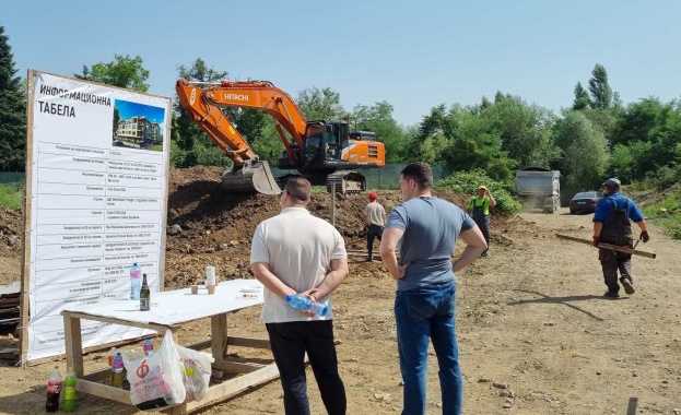 Два дни след изборите багерът се върна на терена между