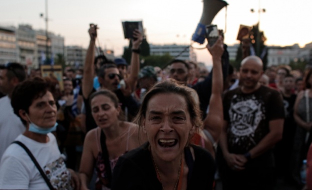 Протести в Гърция срещу решението да се допускат само ваксинирани в заведенията