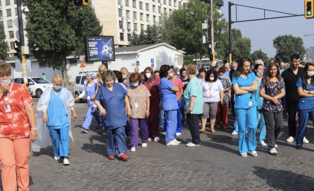 Лекари медицински сестри и пациенти от болница Пирогов излизат на