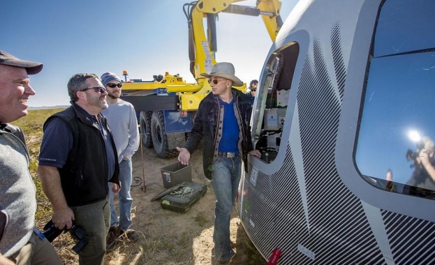 Американският милиардер Джеф Безос и тримата души от екипажа му