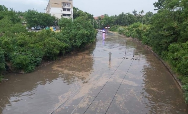 Мощна буря удари Враца и близките села в късната неделя