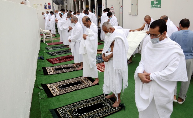 Хиляди мюсюлмански поклонници с маски тръгнали на ежегодния хадж се