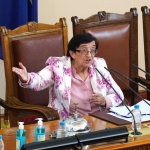 Как розови божури смениха синята тропикана на най-високата трибуна в България