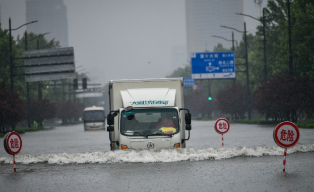 Мащабни наводнения в Китай взеха най-малко 12 жертви 