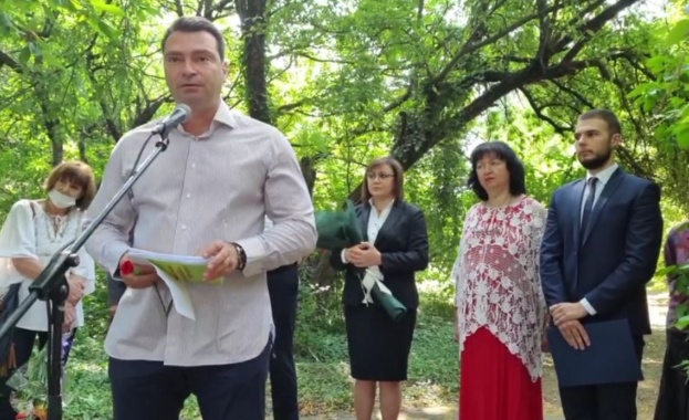 На алеята към Гарнизонното стрелбище има табела на която пише