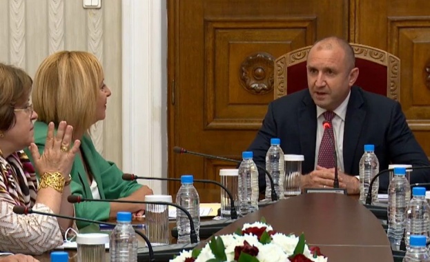 Започнаха консултациите на президента Румен Радев парламентарната група на Изправи
