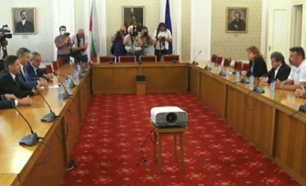 В зала Запад на Народното събрание се проведоха политическите консултации