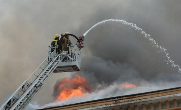 Голям пожар евакуира жителите на жилищна сграда в центъра на