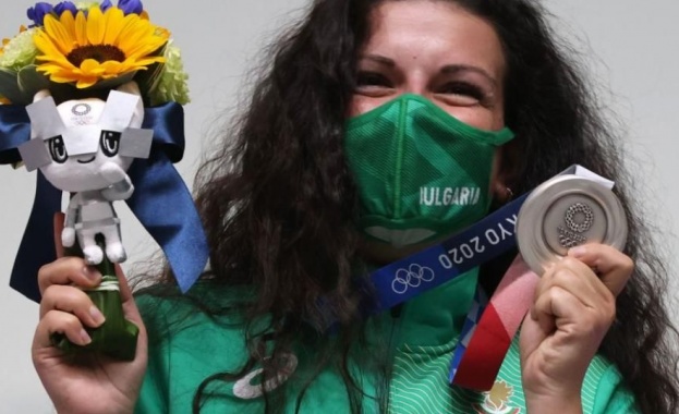 Сребърната медалистка от Игрите в Токио на 10 м въздушен
