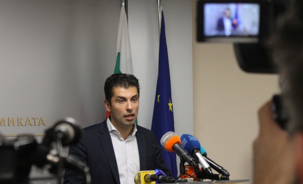 Министърът на икономиката Кирил Петков връчи три сертификата за инвестиции