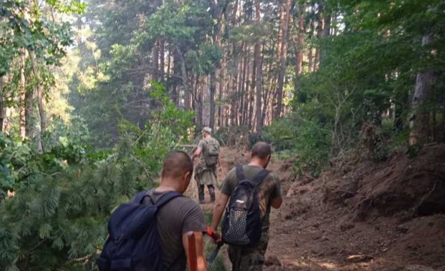 Продължава участието на военнослужещи и техника от Въоръжените сили в