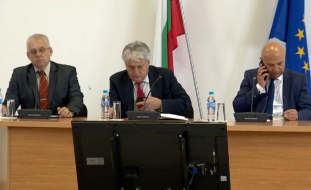 В нарушение на закона прокурори са се запознавали със строго