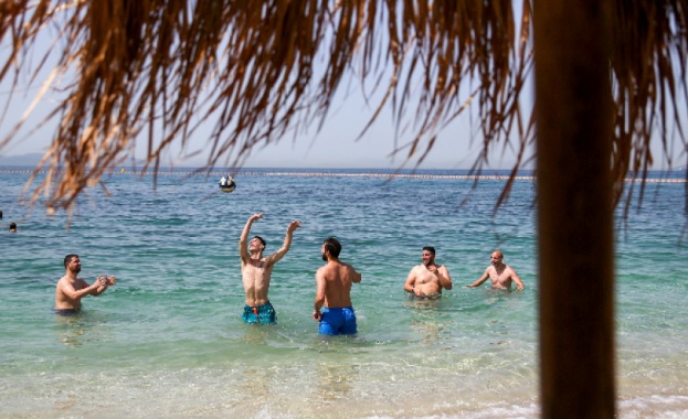 До 44 градуса в Гърция, фирми масово пускат служителите в отпуск