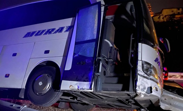  Сблъсък между автобус с румънски туристи и лек автомобил на пътен възел във Велико Търново