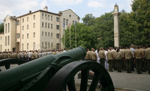 Военната академия в София връчва дипломи на офицери