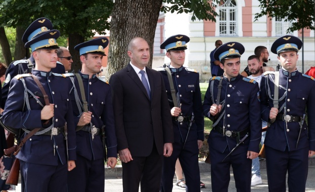Румен Радев участва в церемонията по връчване на дипломи и