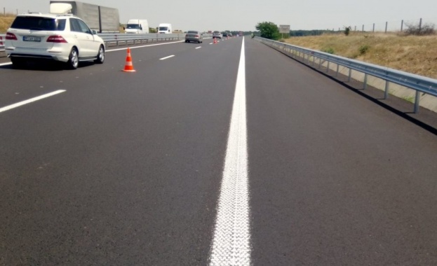 Хоризонталната пътна маркировка в платното за Бургас в района на