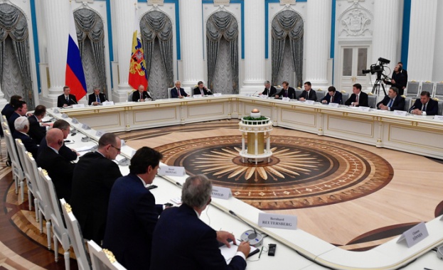 Пред нарастващата конкуренция и намалената мощ Москва набляга върху влиянието