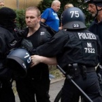 Антиамерикански митинг в Лайпциг прерасна в сблъсъци с полицията, пише в. "Билд"