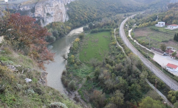 Ремонтираното преди 3 години хидротехническо съоръжение Долното езеро в луковитското