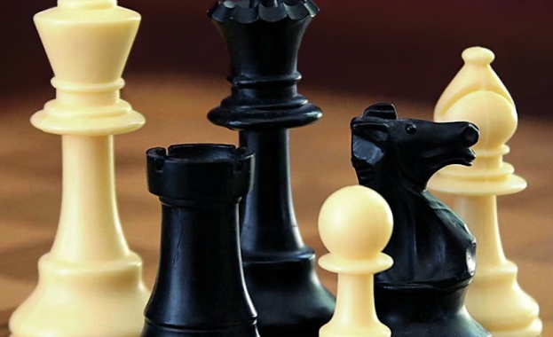 Всеки любител на шахмата знае че играчът с бели фигури