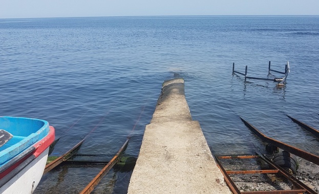 Отходните води на Синеморец се изливат директно в морето и