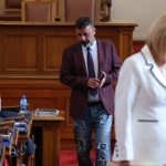 Депутатът от ИТН Филип Станев се появи със скъсани дънки в парламента