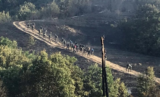 За пореден ден десетки военнослужещи оказват помощ за погасяването на