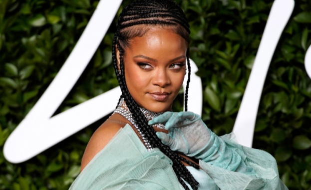 Певицата Риана вече официално е милиардерка и най богата музикантка в