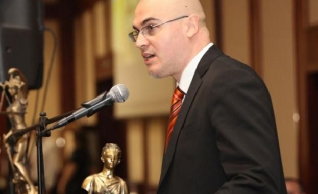 От Правна лудост публикуваха видео във фейсбук с още разкрития