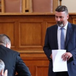 Депутатите посрещнаха с бурни аплодисменти Филип Станев... с костюм 