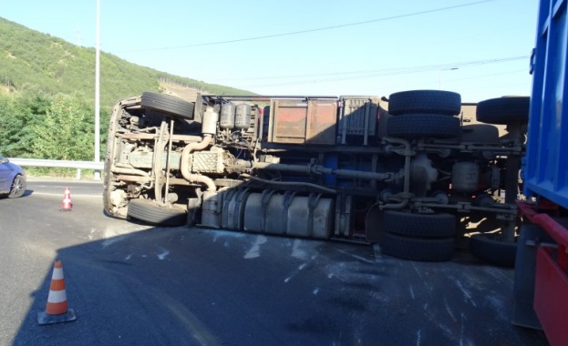 Товарен автомобил с прикачено ремарке се обърна на кръговото кръстовище