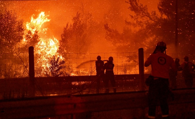 Изключителна тежка нощ и за пожарникарите в района на Атина