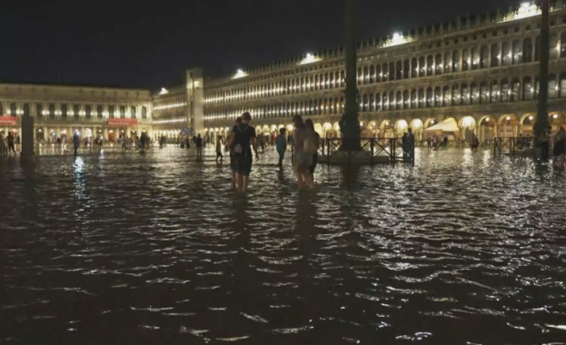 Високите води се завърнаха във Венеция - рядък феномен за