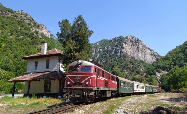 В продажба са билетите за специалния влак с организирана туристическа