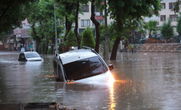 Във Враца вали интензивен дъжд от вчера, основни булеварди в