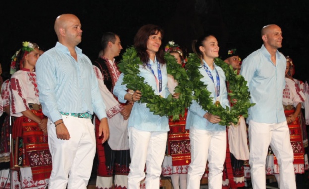 В Плевен с лаврови венци окичиха олимпийските шампионки Ивет Горанова