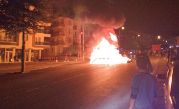 Стотици жители на Анкара атакуваха домове и магазини, притежавани от